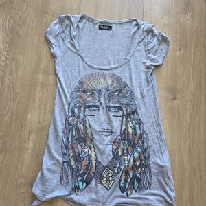 LAUREN MOSHI Gray Scoop Neck Tee with Feathered Eagle Graphic